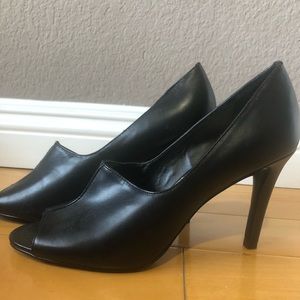 NWT BLACK TAHARI PUMPS/ HEELS